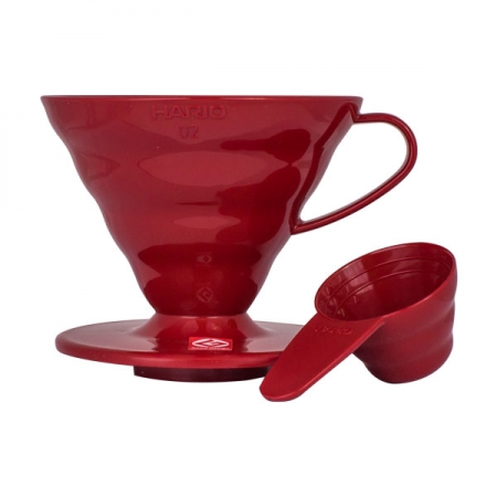HARIO Dripper V60-02 červený – plastový dripper na kávu s měrkou