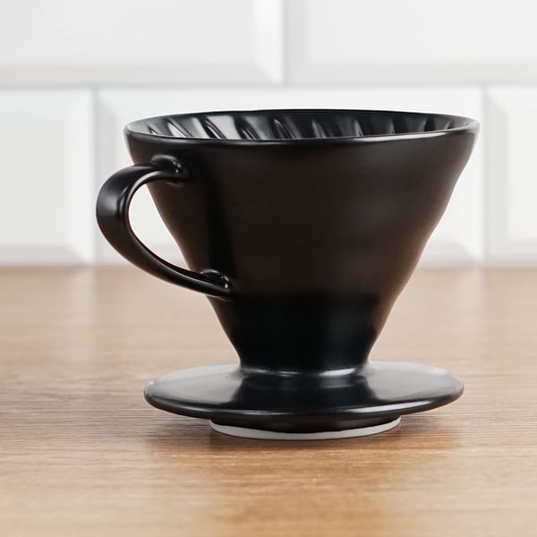 HARIO Dripper V60-02 černý – matný keramický dripper na kávu s měrkou