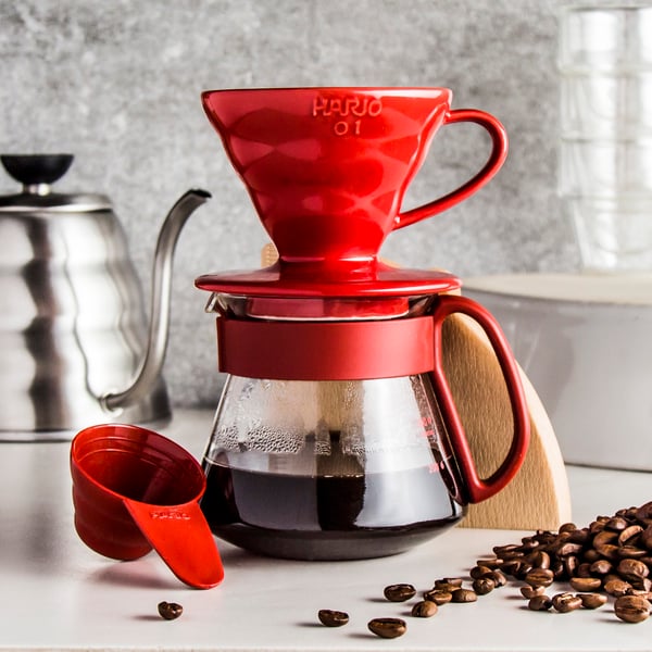 HARIO V60-01 Dripper And Pot 0,4 l červený – keramický dripper na kávu s konvičkou, filtry a měrkou