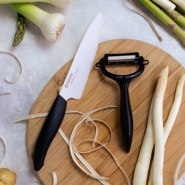 KYOCERA Gen 2 ks - keramické nože SANTOKU se škrabkou na zeleninu