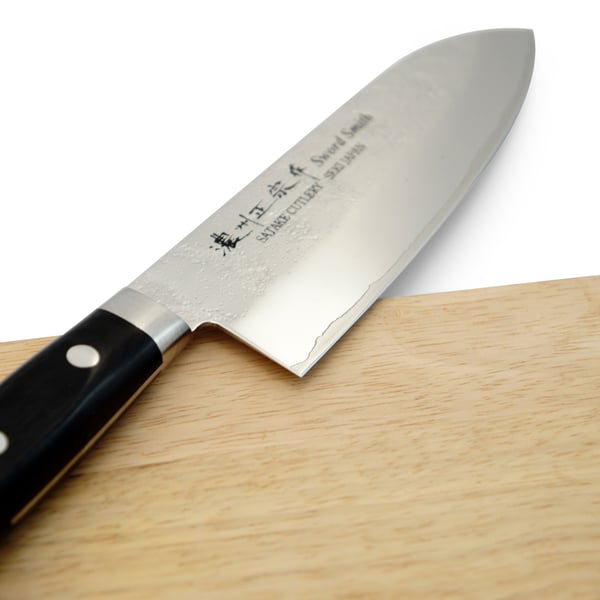 Nůž Santoku z nerezové oceli SATAKE UNIQUE CLAD COLOUR černý 17 cm