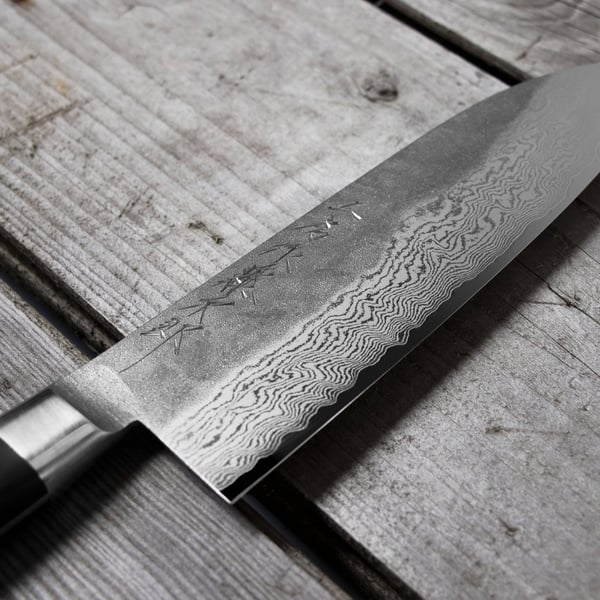 TOJIRO Atelier Forged VG-10 17 cm - nůž Santoku z nerezové oceli