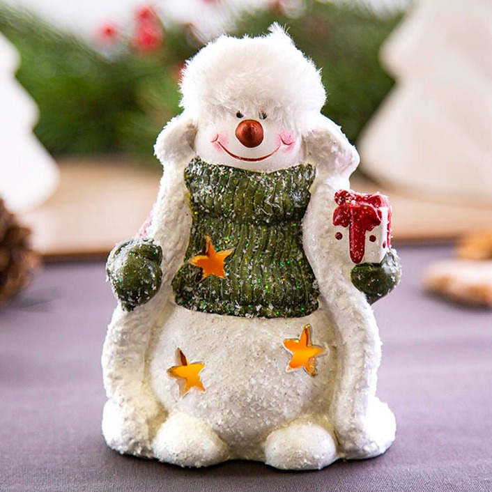 Keramická vánoční figurka s LED osvětlením SNĚHULÁK S DÁRKEM 15 cm