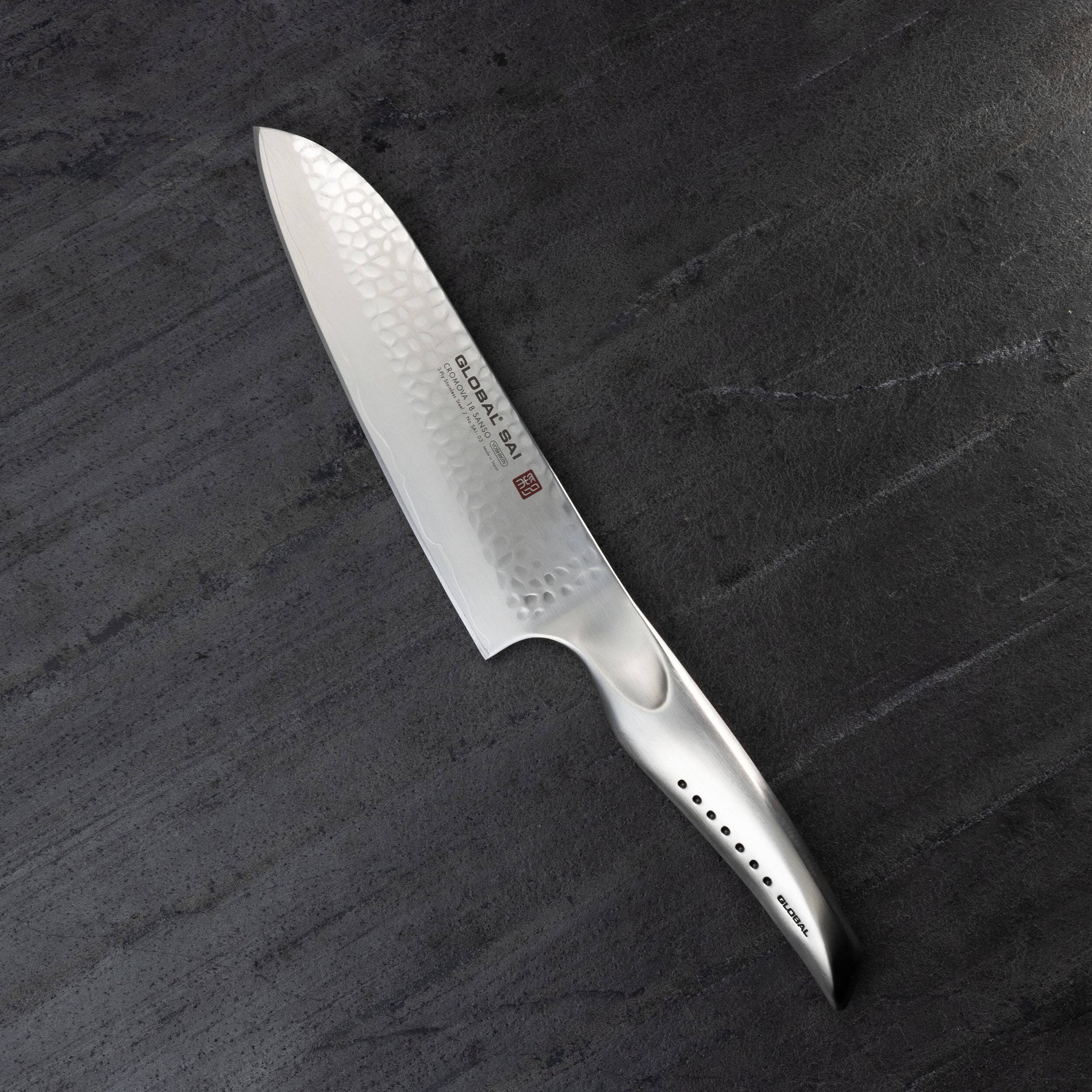 GLOBAL Sai 19 cm - nůž Santoku z nerezové oceli